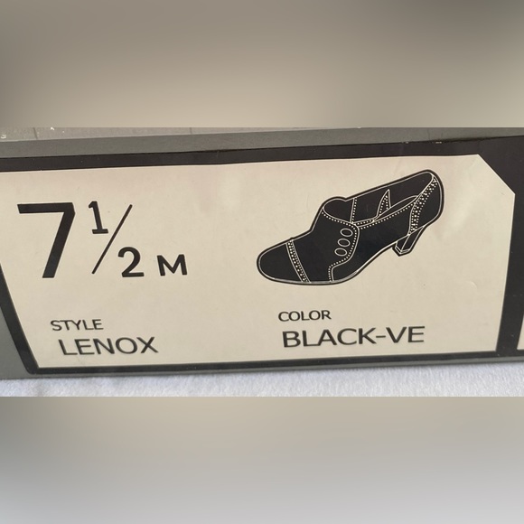 Women’s Suede Heels With Side Buttons Detail Size 7 1/2 - Picture 2 of 8